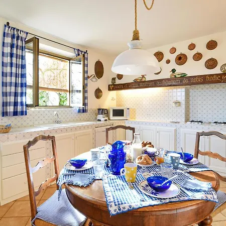 Casa de Férias Stunning In With 4 Bedrooms And Wifi Lessona